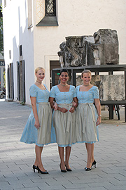 Lufthansa feiert 60 Jahre und Lufthansa-Crew startet während des Oktoberfestes in Jubiläums-Tracht von TRACHTEN ANGERMAIER. Einkleidung am 01.09.2015 (©Foto. Martin Schmtz)